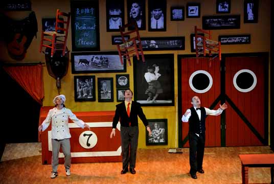 Etres: Clown-Trio im Ballet