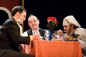 Etres: Clown-Trio am Tisch