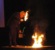 Leo Bassi macht Feuer