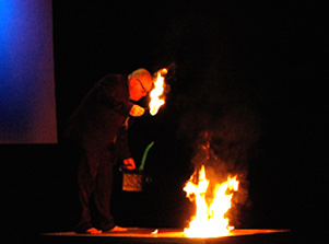 Leo Bassi und der Benzinkanister 'on stage